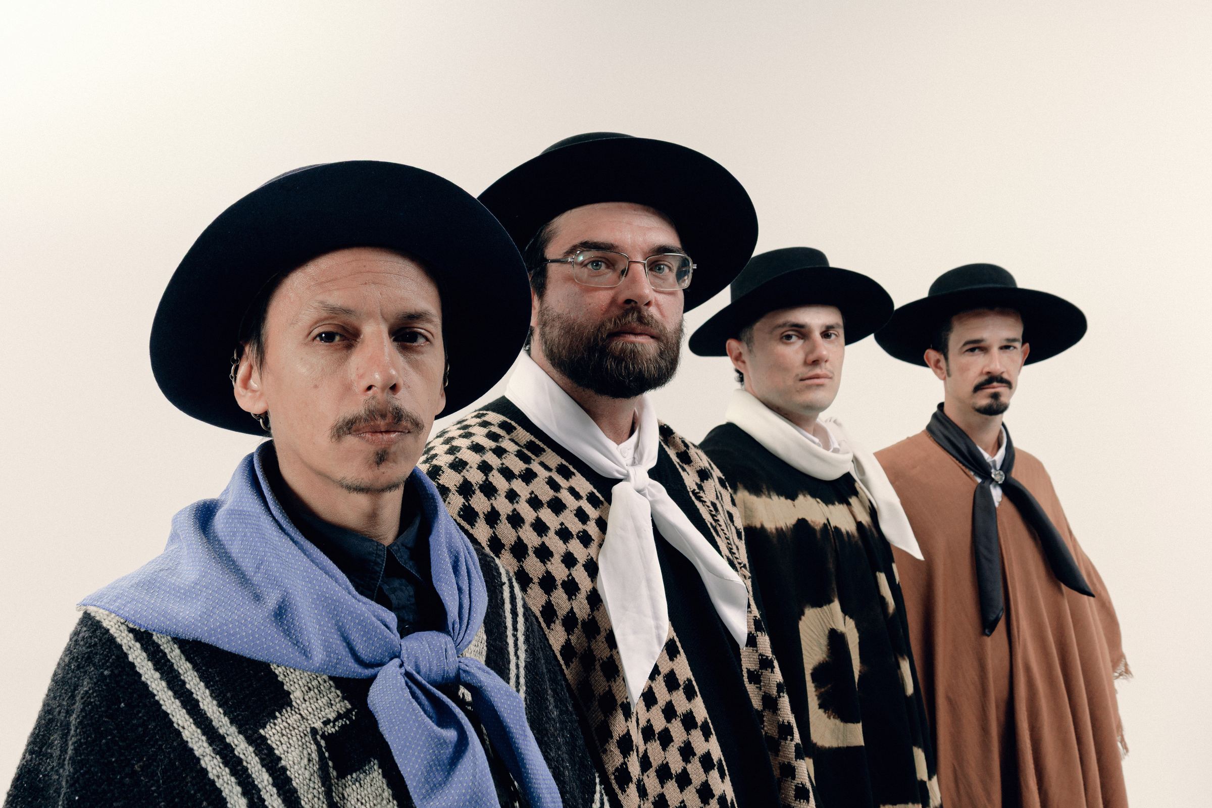 Os 4 integrantes do Quarteto de poncho e chapéu