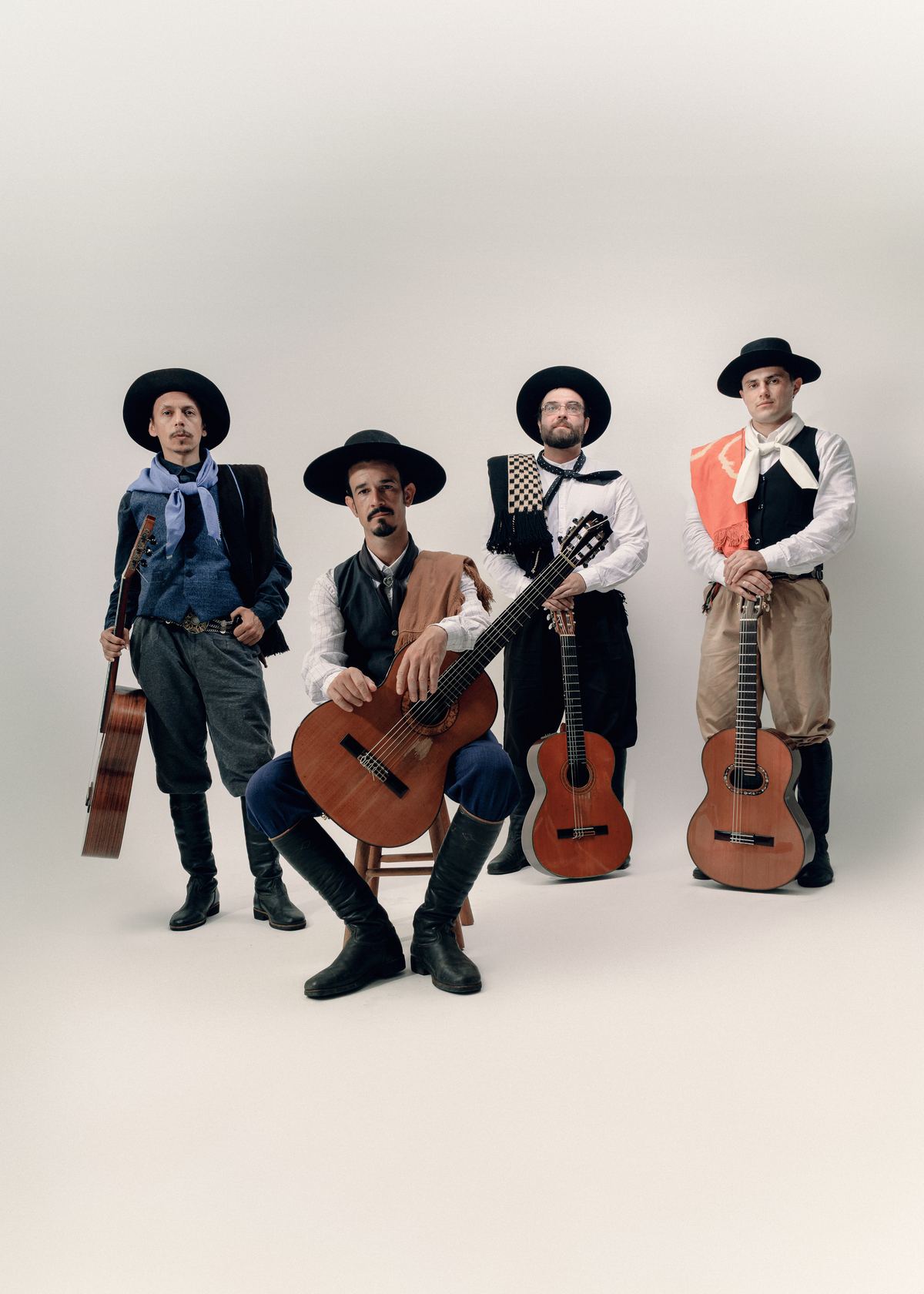 Os 4 integrantes do Quarteto com seus violões