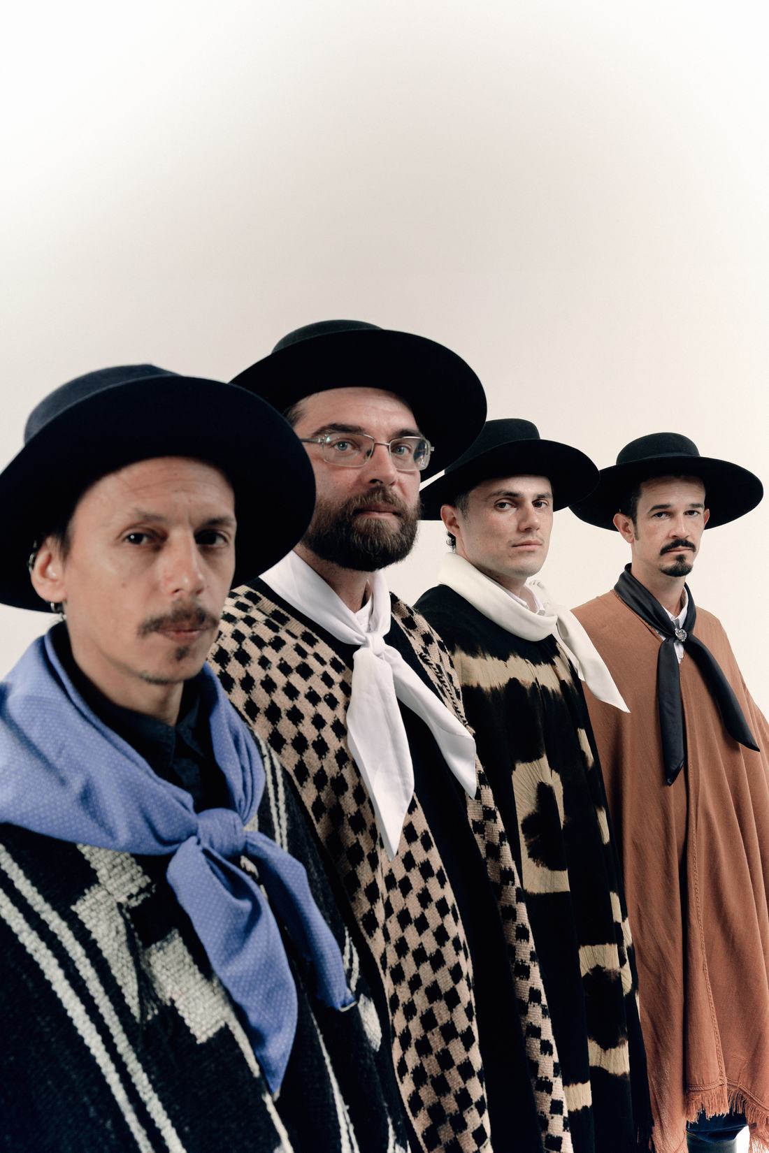 Os 4 integrantes de poncho, em fila