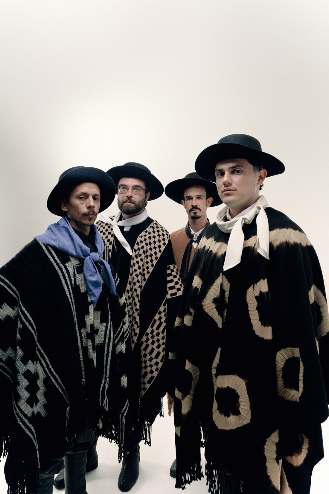 O Quarteto de poncho e chapéu