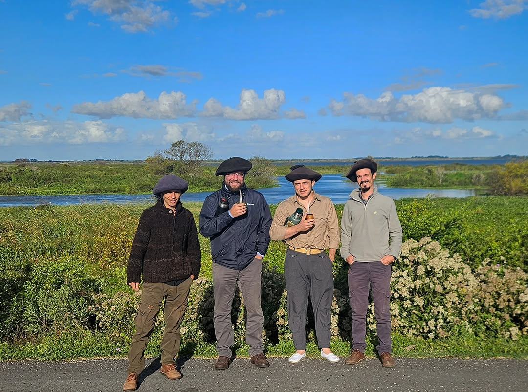 O Quarteto em viagem, à beira de um rio