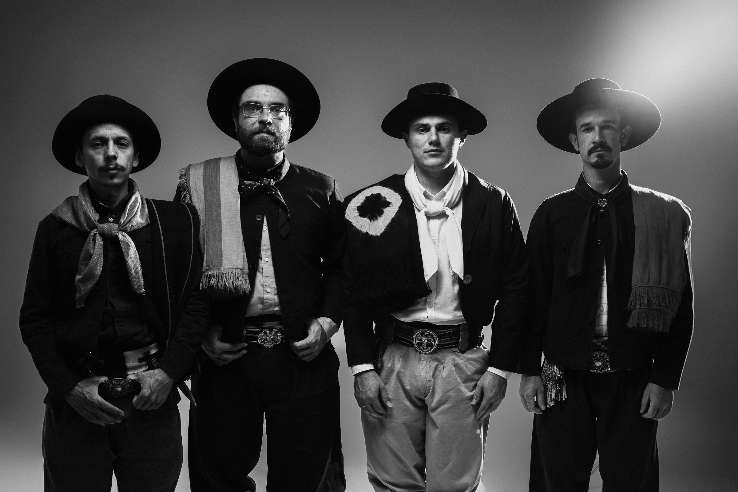 Os 4 integrantes do Quarteto Coração de Potro, de pilcha e chapéu, em preto e branco