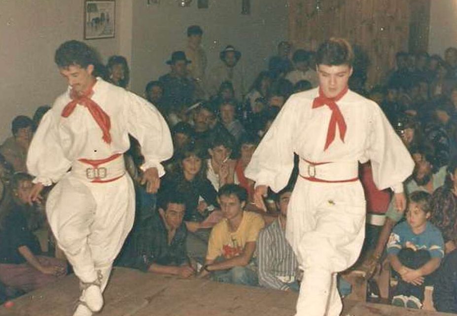 Dois dançarinos de chula, de branco e lenço vermelho