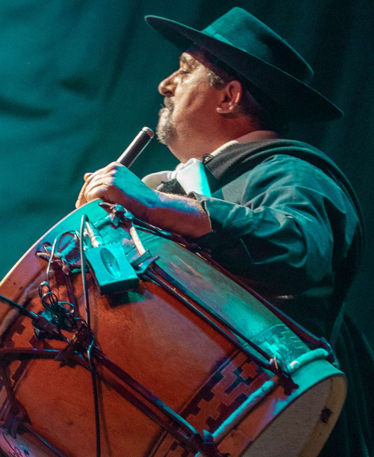 Joacir Borges Araújo tocando bombo no palco