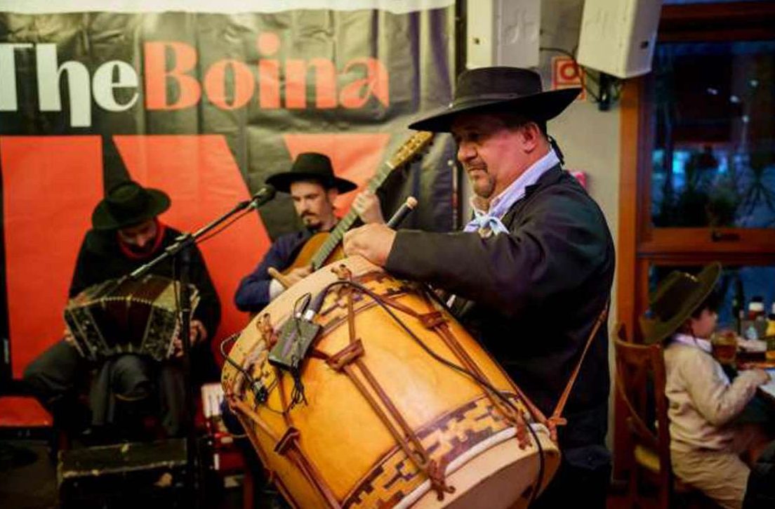 Joacir tocando bombo num show em bar