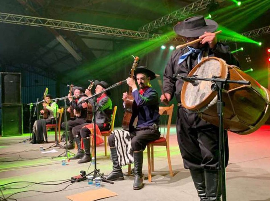 Joacir no palco com o bombo, ao lado dos músicos