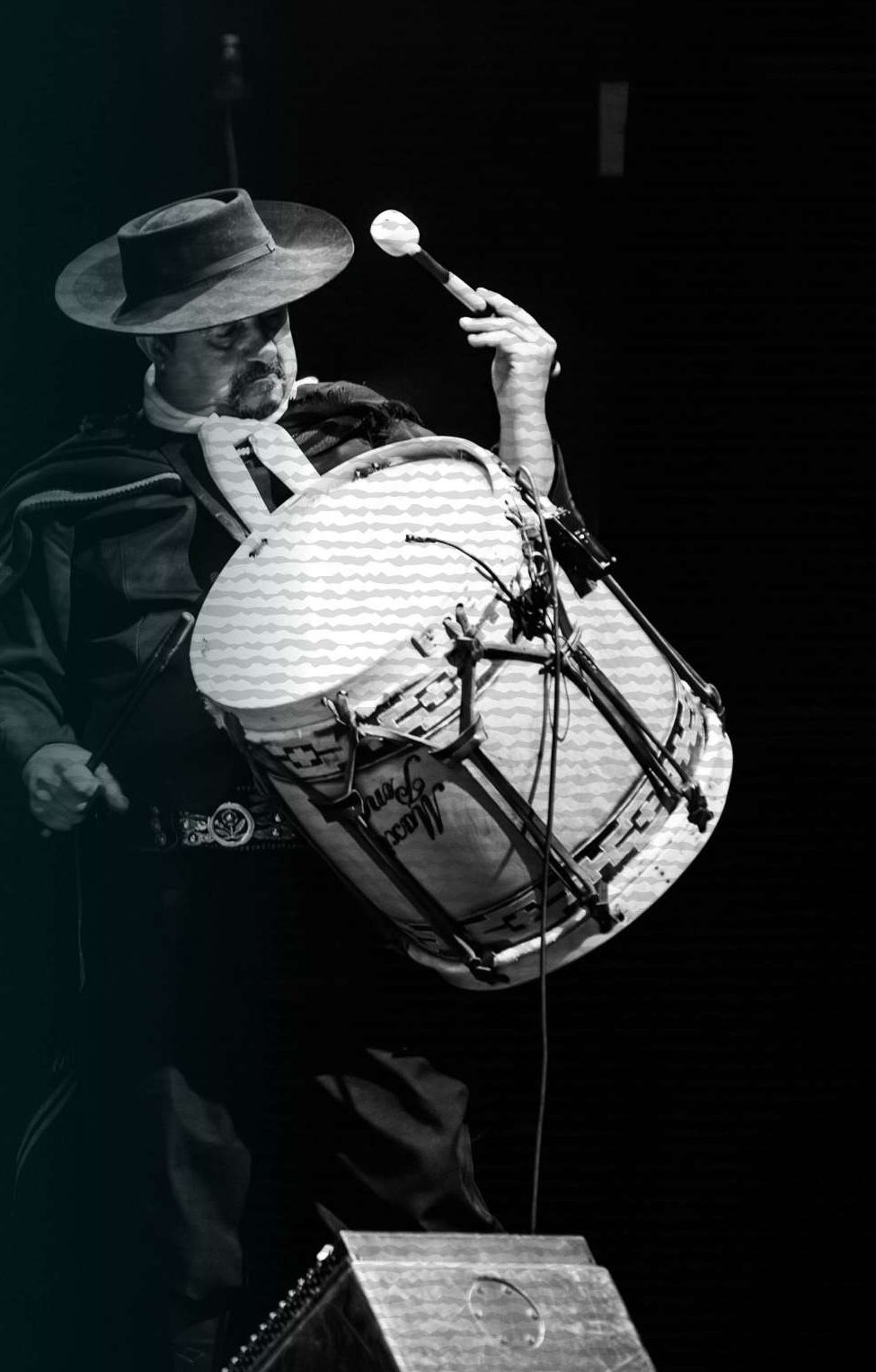 Joacir tocando bombo, em preto e branco