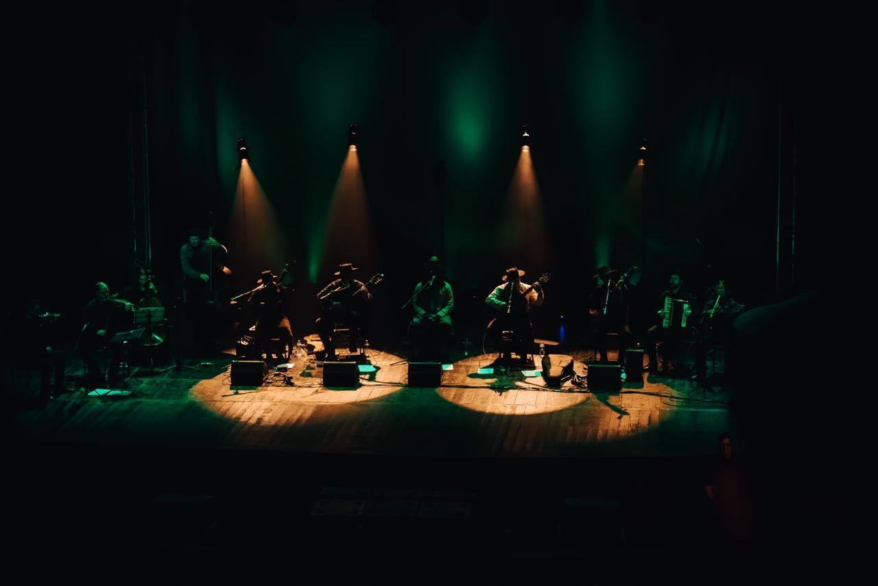 Quarteto em concerto no teatro, com músicos convidados